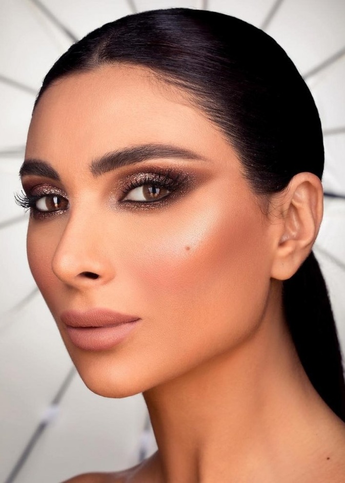 اليسا بمكياج ذهبي بأنامل بسام فتوح