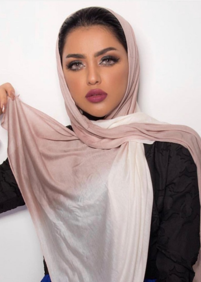 ‏اختيار الطرح الكبيرة اللي تغطي منطقة الكتف على طريقة المدونة أحلام حداد