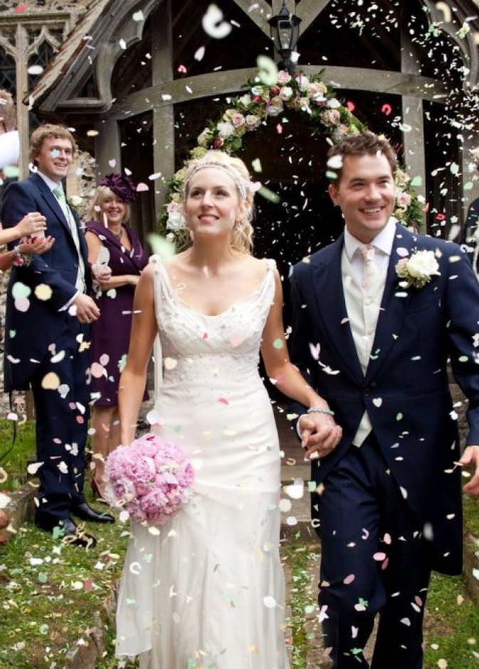 استخدمي أكاليل الزهور أو البالونات الطافية في قلب حمامات السباحة في حفلات الزفاف