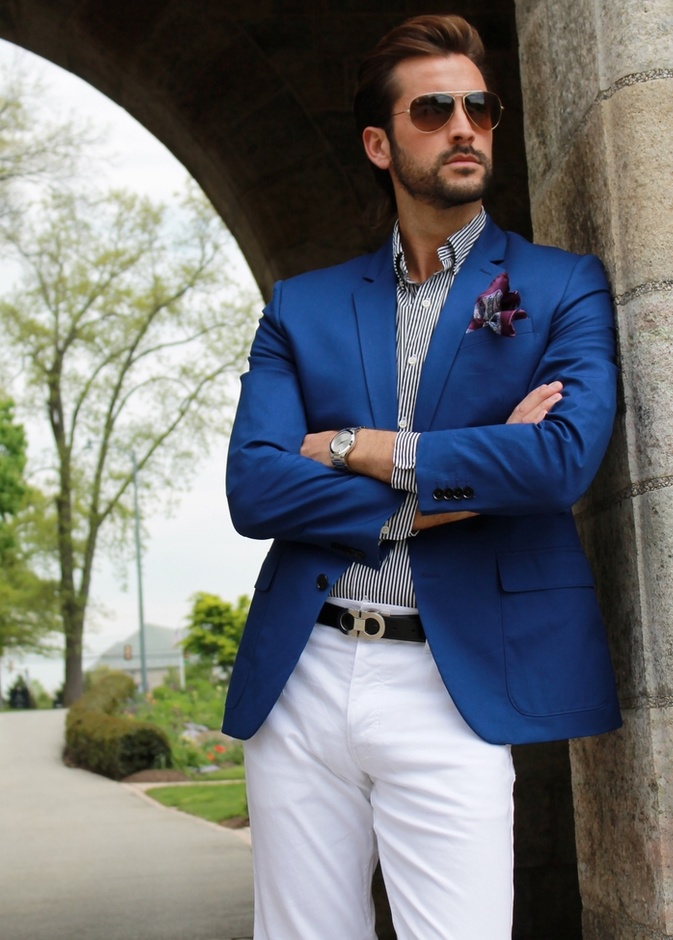 توب البولو بأسلوب أنيق مع البليزر البيج والسروال الأبيض ومنديل الجيب