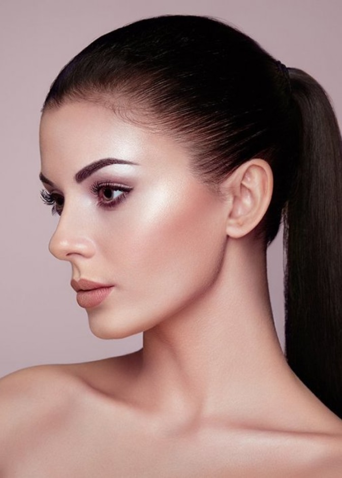 المكياج الزجاجي عبارة عن بشرة ناعمة ولامعة وذات طلة استثنائية