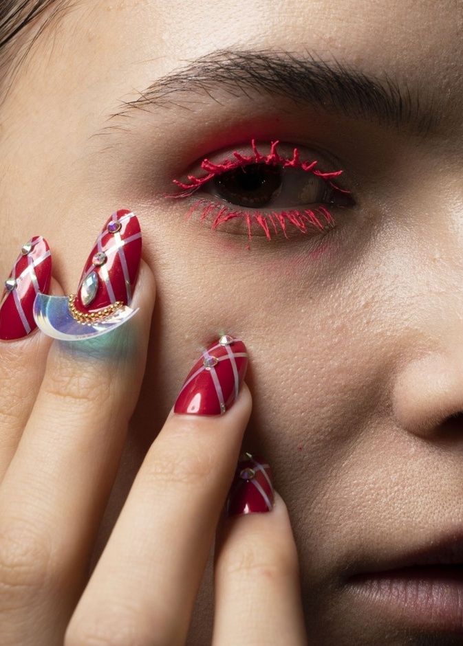 أجمل ألوان المناكير الحمراء والداكنة