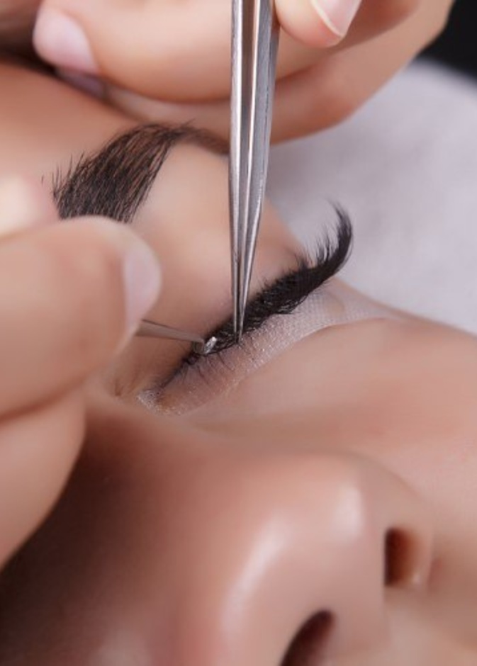 الجئي لعملية زرع الرموش السهلة للحصول على رموش طويلة وكثيفة طوال العمر