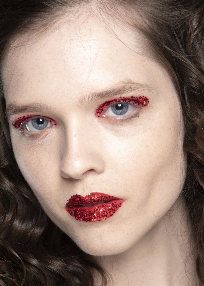 مكياج عيون براق بتدرجات زهرية من Rodarte