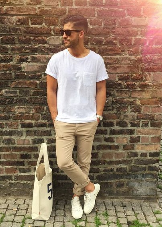 التيشرت الأبيض مع السروال البيج والحذاء الأبيض بستايل كاجوال بسيط