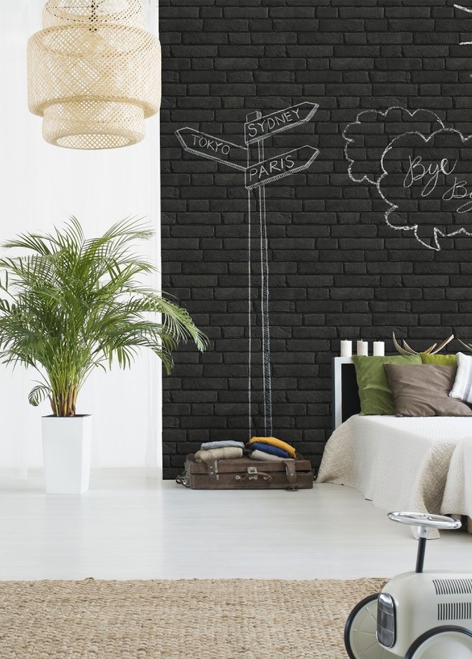 اللوحات يتخللها اللون الأحمر تزيين غرفة النهوم بسريرها الزهري اللون