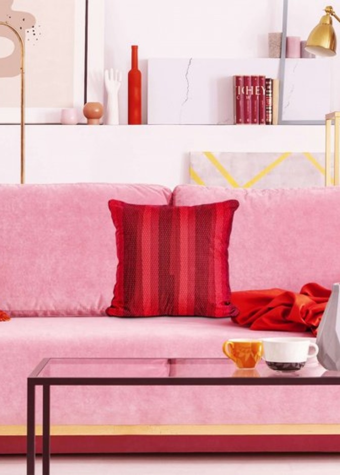 اختيار جريء للوسادة بلونها الأحمر على الكرسي الزهري