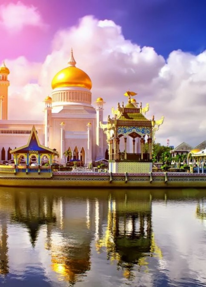 القرية المائية في بروناي - بيوت خشبية ملونة فوق الماء و خلفية من الطبيعة الخضراء