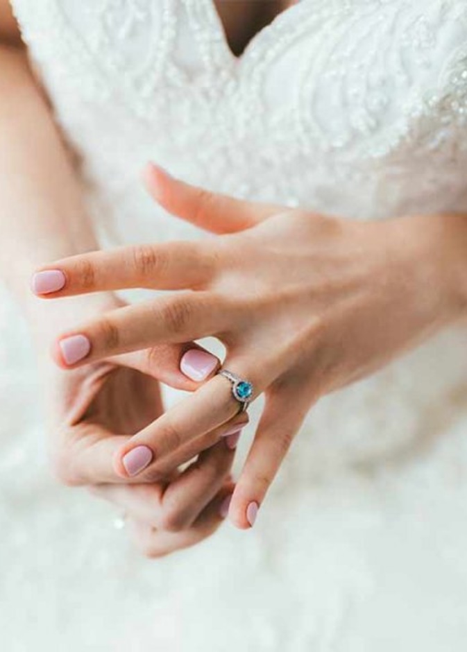 استوحي رسومات أظافر جريئة بألوان صاخبة من كايلي جينر يوم عرسك