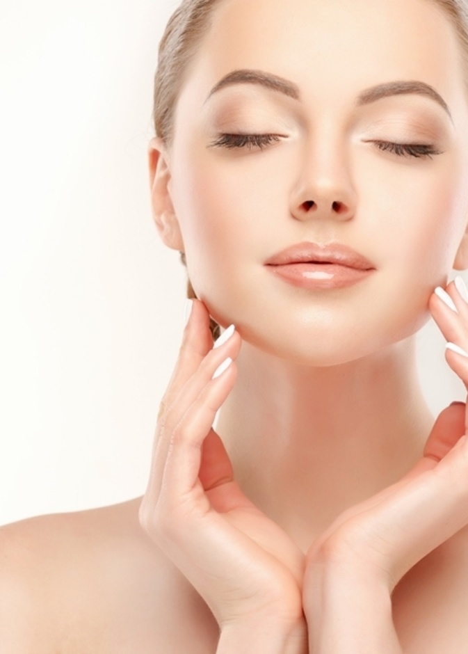 قومي بترطيب الوجه باستعمال زيت الزيتون