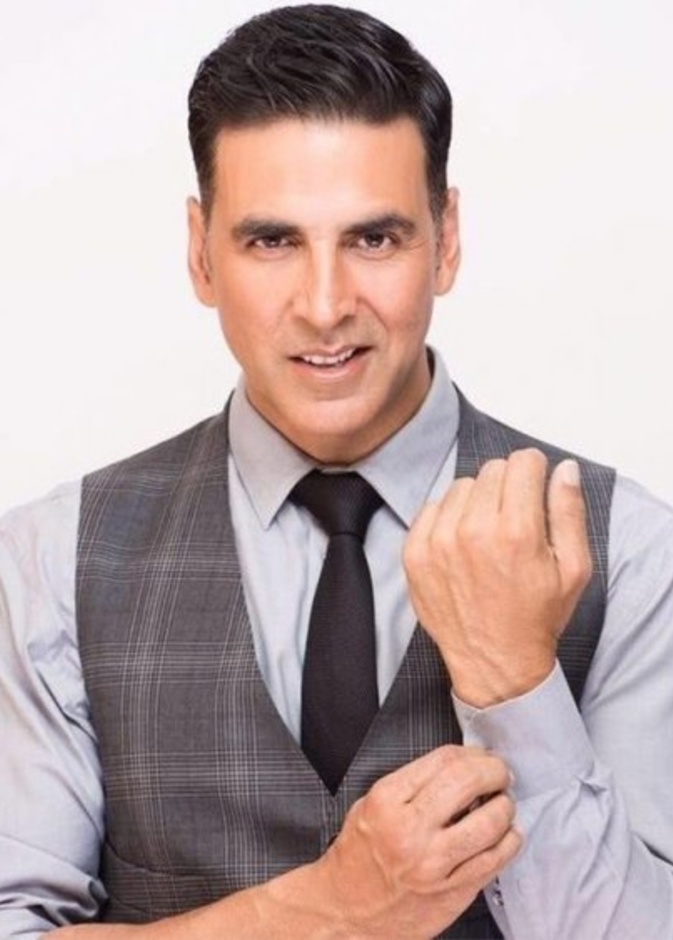 أكشاي كومار يشارك معجبيه بواحدة من صوره القديمة النادرة