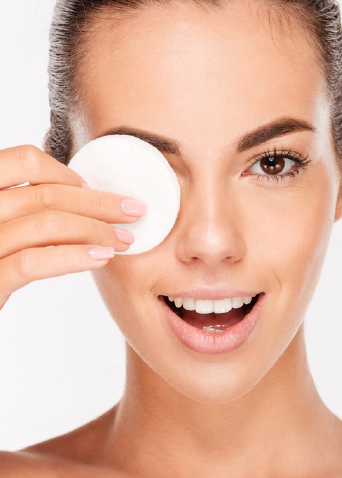 استخدمي زيت جوز الهند لإزالة الماكياج عن وجهك، فهو مفيد بشكل خاص للماكياج الثقيل والماكياج المضاد للماء