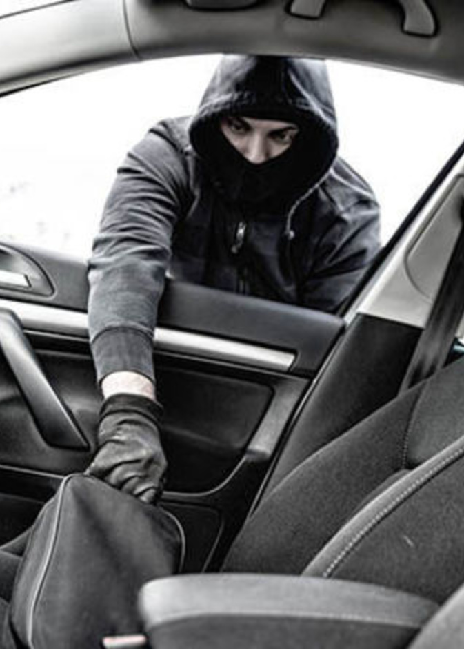  السيارات التي يترك أصبحها أغراضهم الثمينة في داخلها في أماكن ملحوظة يسهل مشاهدتها عبر زجاج السيارة