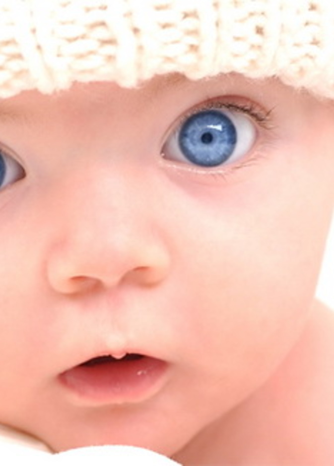 متى يبدأ الطفل الرضيع بالرؤية