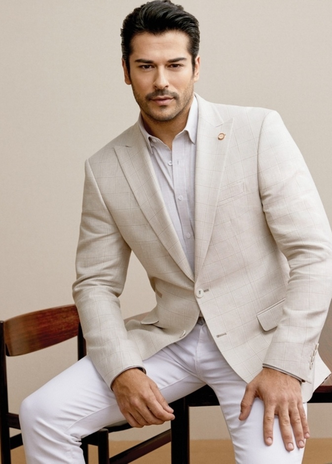 استوح اطلالاتك بأسلوب راقي بالألوان الفاتحة بالبليزر والسروال