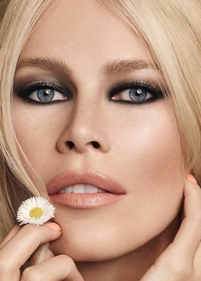 تسريحات شعر ويفي من وحي عارضة الأزياء كلوديا شيفرClaudia Schiffer