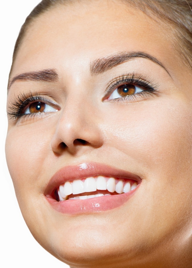 ابتسامة هوليود هي عملية تجميلية يتم إجراؤها بواسطة التقشير على الأسنان