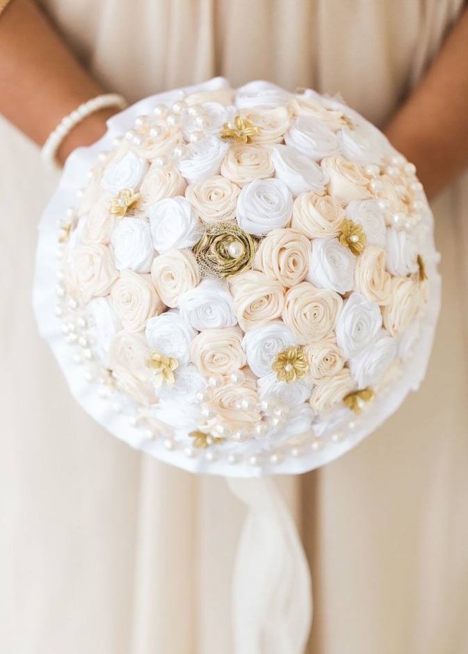 باقة زهور معدة من أزهار اللافندر وسنابل القمح