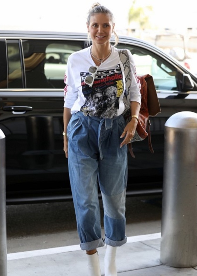 العروس الحديثة هايدي كلوم تدعم زوجها بارتداء تي شيرت يحمل شعار فرقته الموسيقية! 