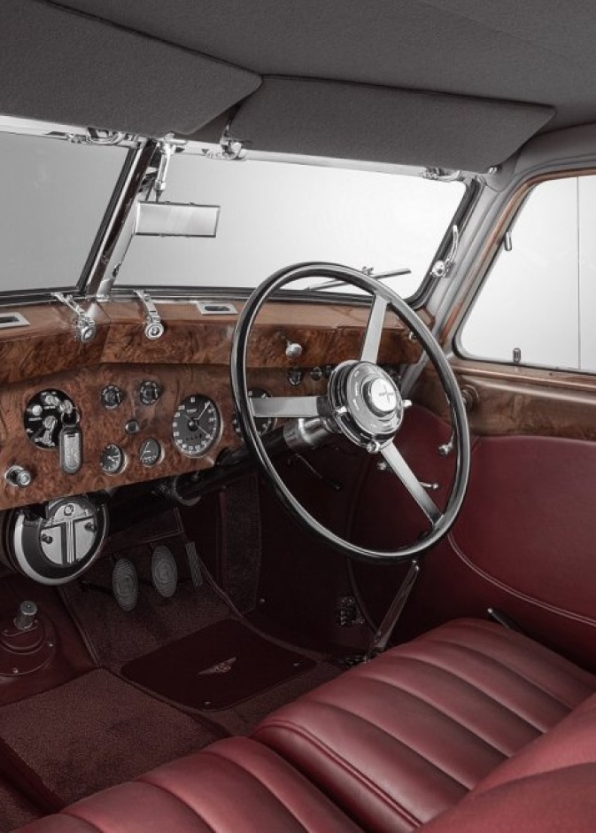 قسم Mulliner يعيد تصنيع طراز 1939 من سيارة   BENTLEY CORNICHE  الأسطورية من جديد