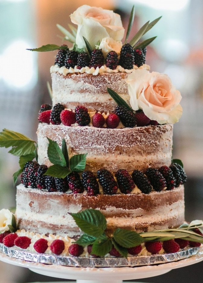 كعكات الزفاف البيضاء متعددة الطبقات والمزينة بزهور ملونة جميلة