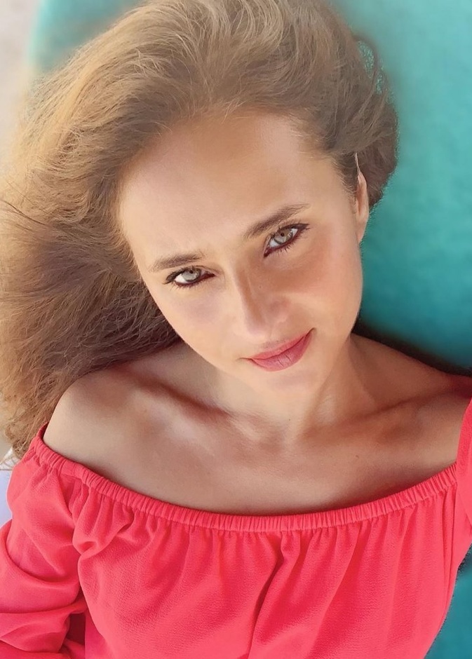 من بدت ملامحها اجمل على البحر