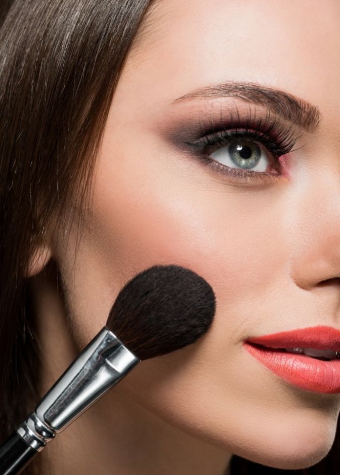 المكياج البسيط أيضاً من أسرار جمال المرأة الإمارتية