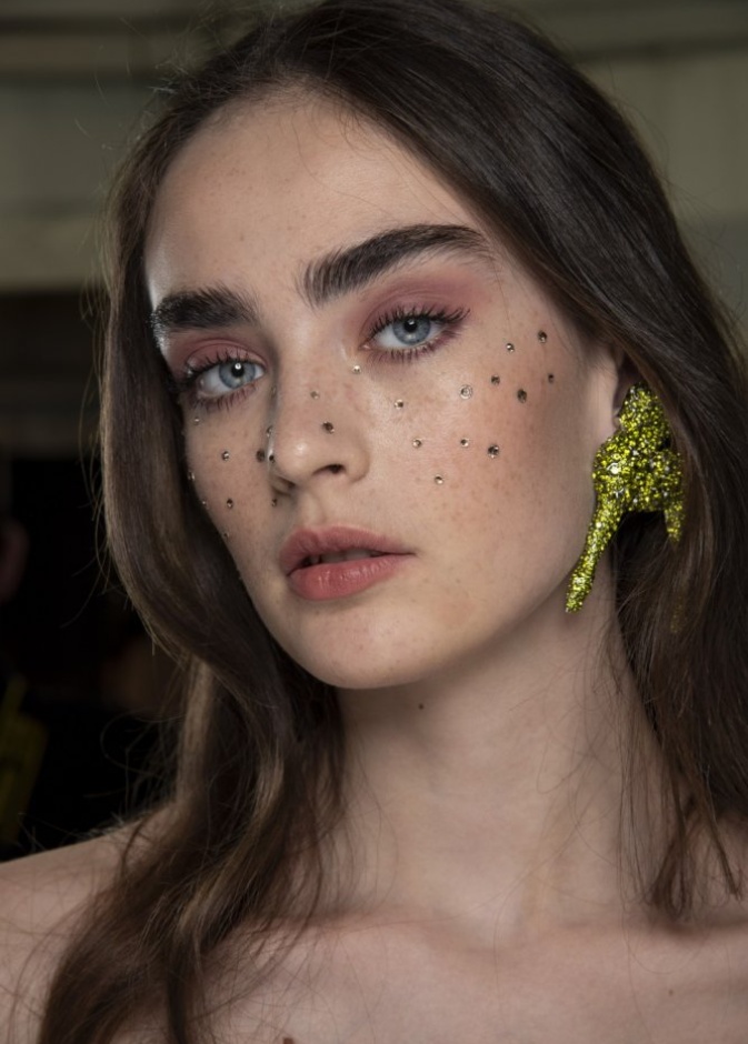  احدث موضة في خريف 2019 ترتكز على تطبيق مكياج أساسه حبيبات الكريستال على الوجه
