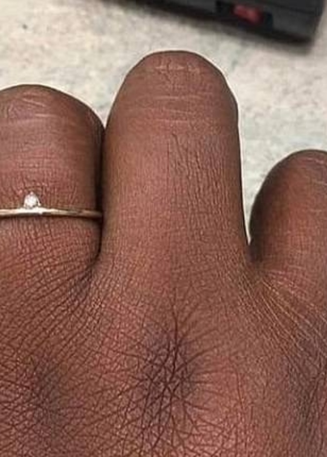 العروس كتبت تنتقد صغر خاتم خطبتها