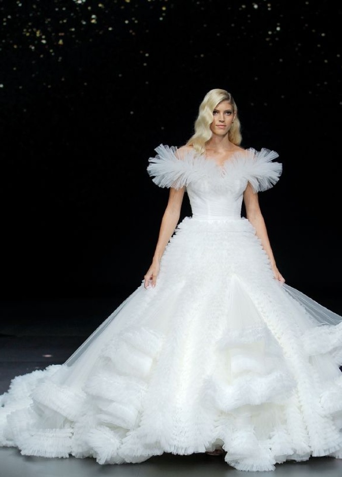 فساتين زفاف طبقات كشكش للعروس من مجموعة Carolina Herrera