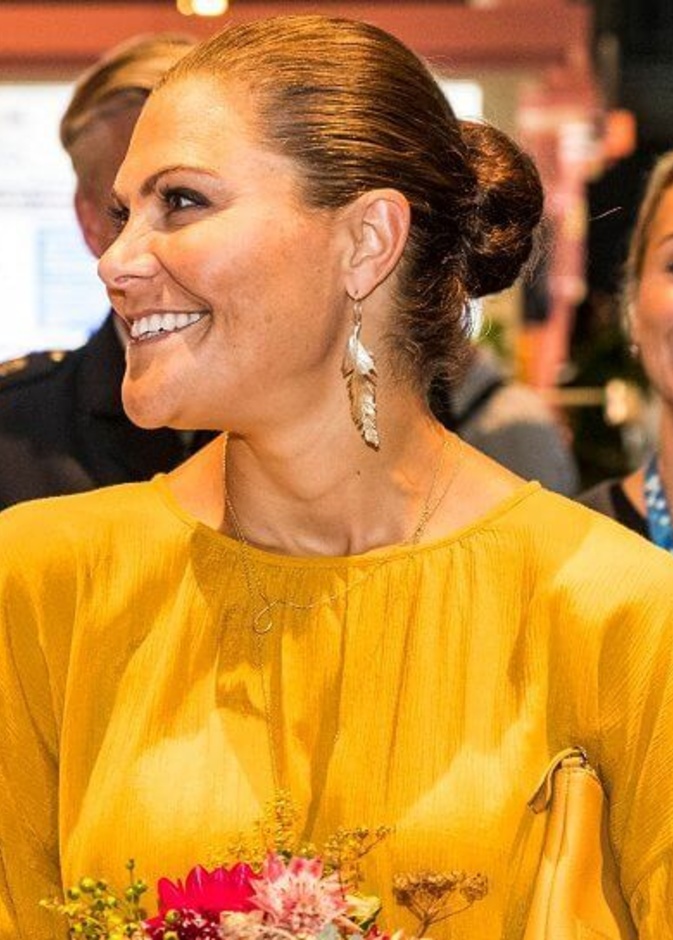  الأميرة فيكتوريا ظهرت بإطلالة عصرية جديدة وأنيقة في الندوة