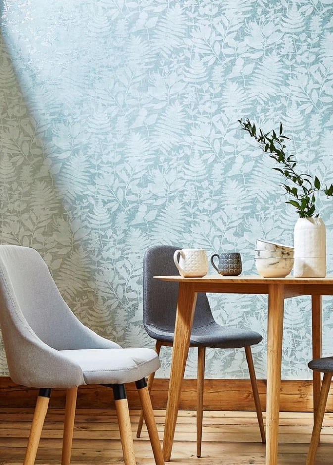 ‎⁨ورق جدران بالأسود والأبيض ينسجم مع ديكور غرفة الطعام 