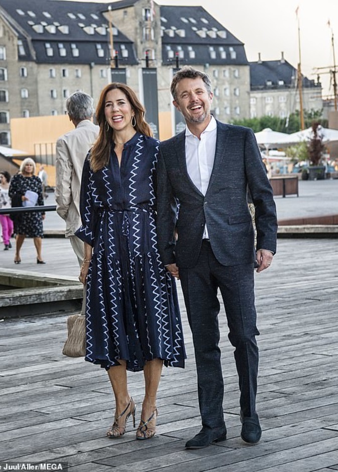 إطلالات أنيقة لولي عهد الدنمارك وزوجته