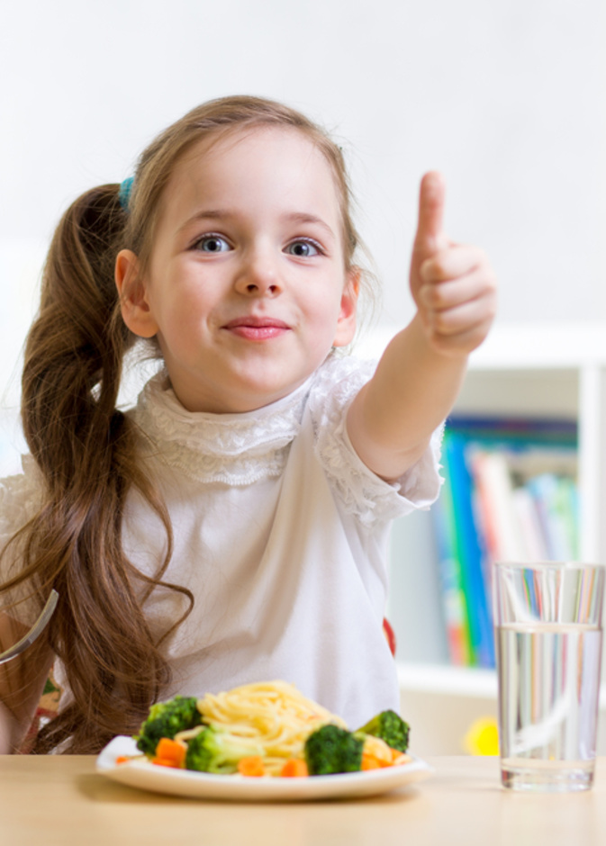 كيفية تشجيع الطفل على تناول الأكل الصحي