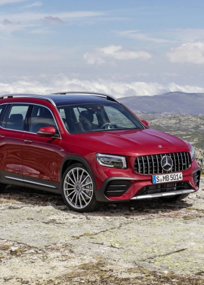 تأتي السيارة الجديدة بمحرك رباعي الأسطوانات معزز بشاحن تيربو ينتج قوة 302 حصاناً