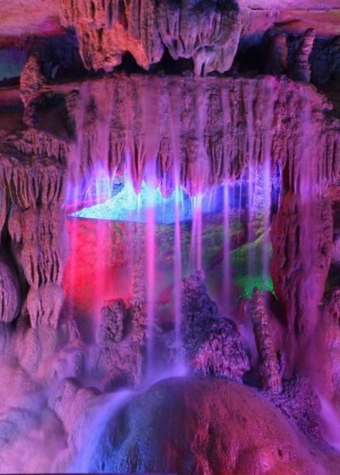الكهف مضاء من الداخل بإضاءة نيون متعددة الألوان من صنع الإنسان لزيادة وضوح الرؤية في داخل الكهف