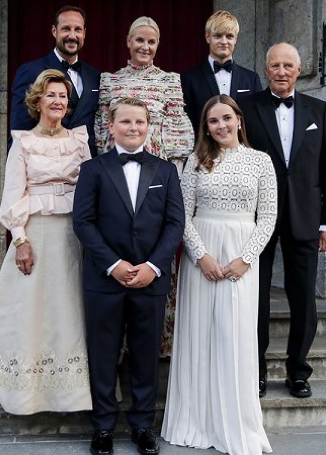  العائلة المالكة النرويجية تستضيف عشاء في قصر Skaugum