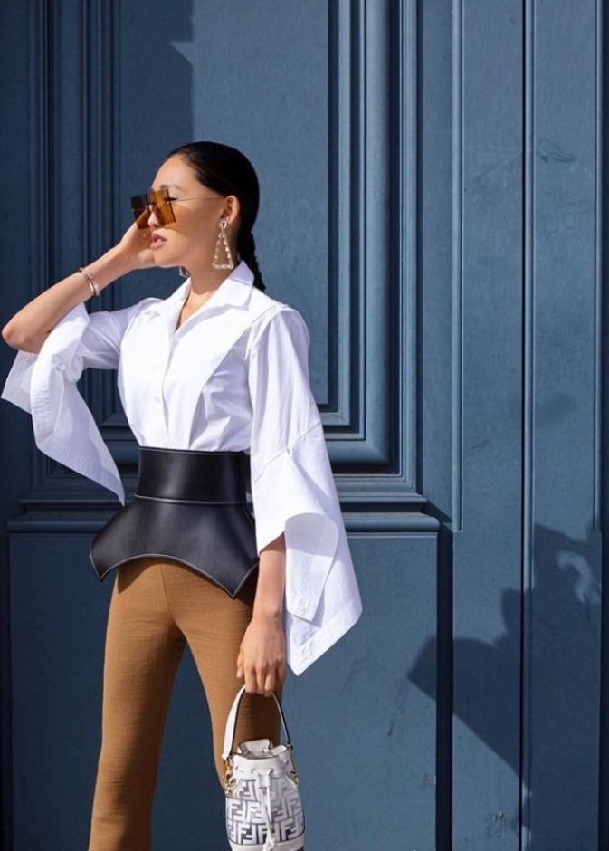 اضافة حزام عريض قصة peplum الى التنسيقات المينيمالية