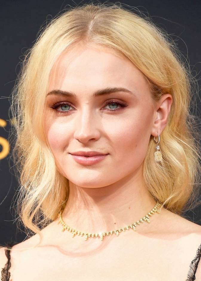 صوفي تيرنر اختارت أن تزين إطلالتها الأنيقة في حفل جوائز إيمي لعام 2016