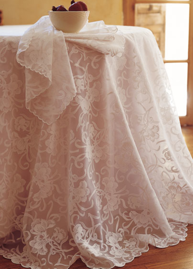 اناقة المفرش الرفيع لتزيين الطاولة