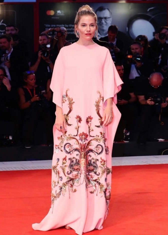 الممثلة سيينا ميلر Sienna Miller بفستان من تصميم غوتشي Gucci في مهرجان البندقية السينمائي الدولي
