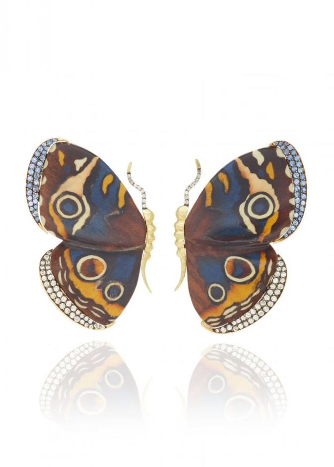 تصميم اقراط جذاب على شكل اجنحة فراشة مرصعة بالماسات الملونة من De Beers