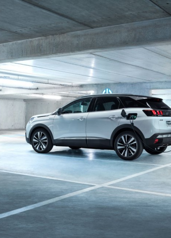 سيارة بيجو الهجينة تقطع 59 كلم بدون بنزين