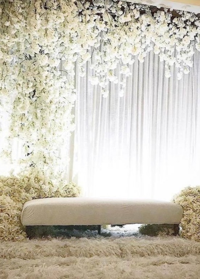 الورود تتدلى من السقف فوق الكوشة