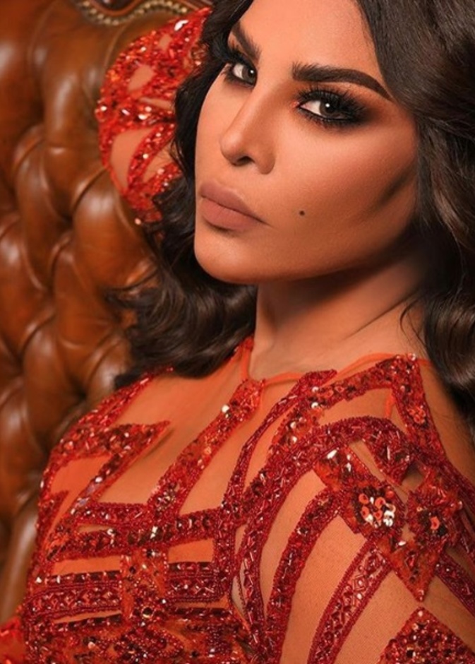 مكياج برونزي ناعم للنجمة نوال الزغبي في حفلات السعودية
