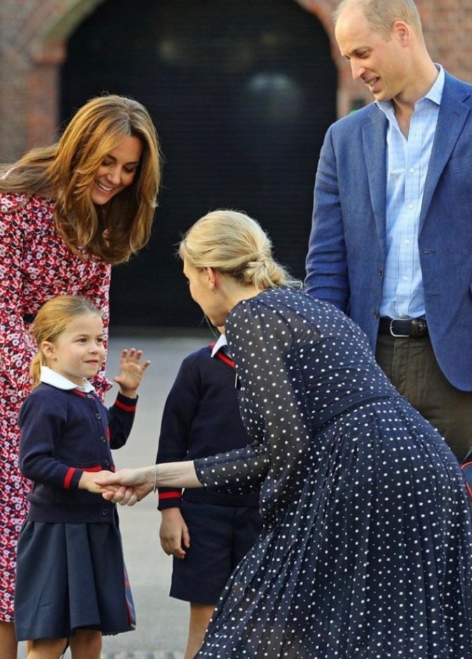 صورة عفوية للأمير ويليام وكيت ميدلتون مع ابنتهما الأميرة شارلوت في يومها الدراسي الأول