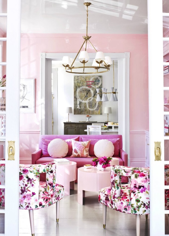  ديكور غرفة معيشة بألوان الزهري والأبيض مع الأزرق