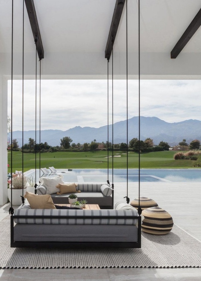 الوسائد الملونة تزيين الكنب في ديكور الجلسات الخارجية