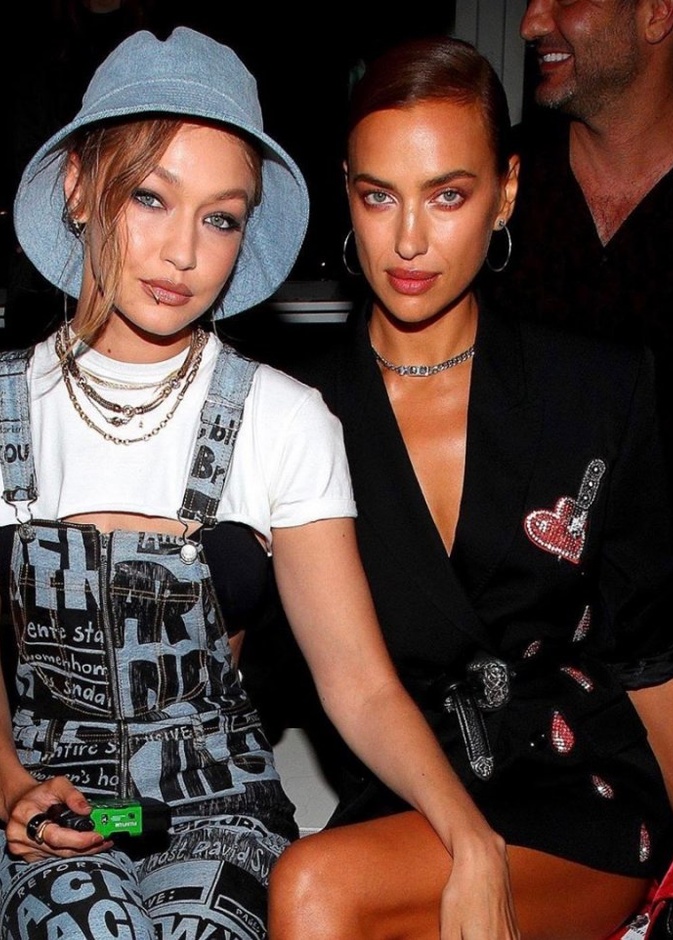 جيجي حديد وإيرينا شايك في عرض جيريمي سكوت خلال أسبوع الموضة في نيويورك