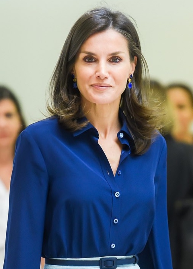 الملكة ليتيزيا في إطلالة زهرية أنيقة في منتدى للمعاقين